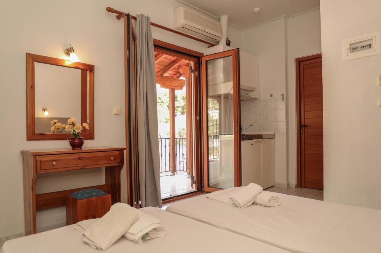 Ftelia Studios Skiathos Town Bagian luar foto