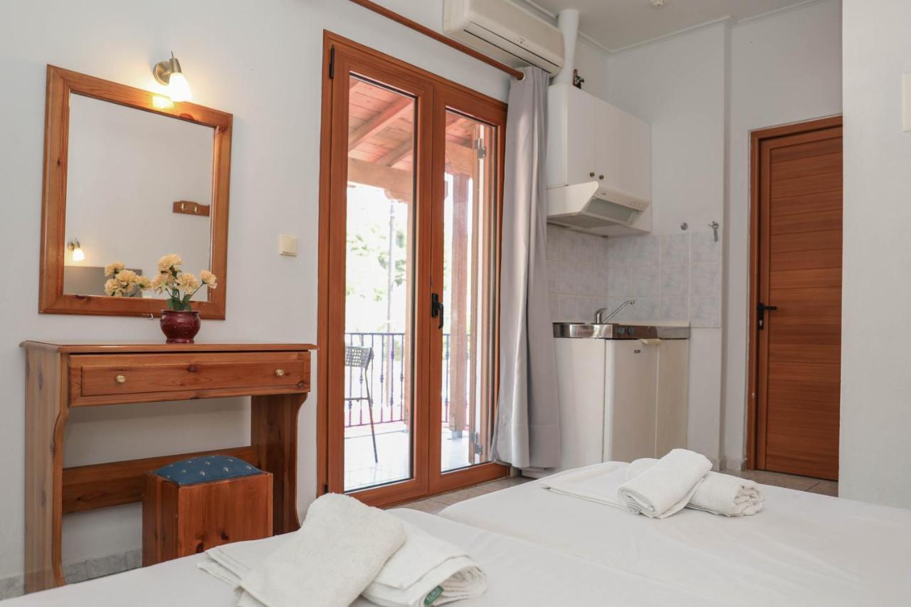 Ftelia Studios Skiathos Town Bagian luar foto
